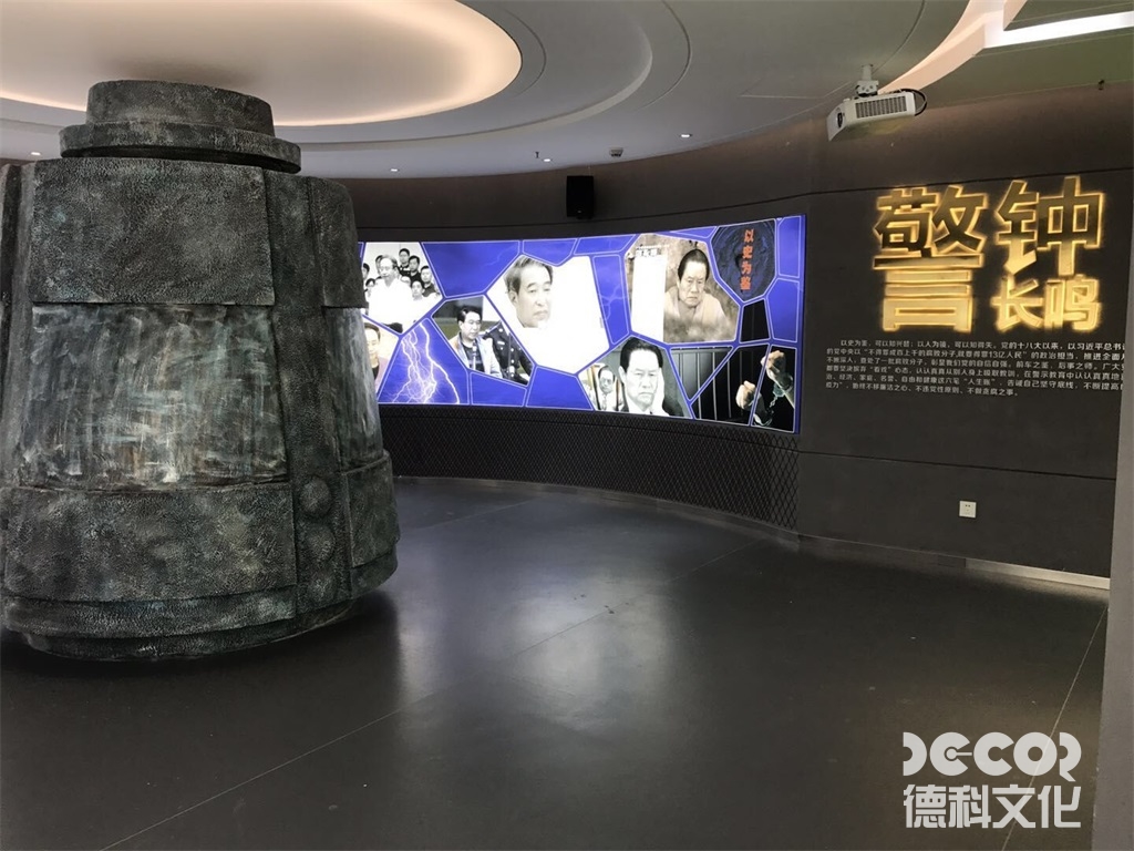 黨政展廳設計中的展示地圖應如何設計和展示？